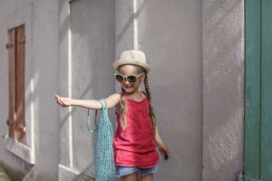 Devojčica sa naočarama i šeširom 