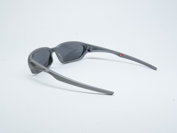 Oakley OO953005 – sunčane naočare, prikaz iz ugla