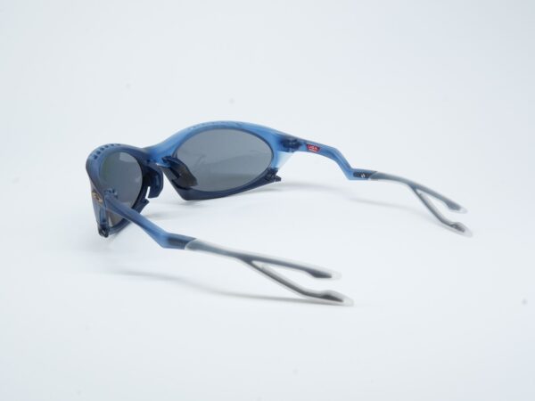 Oakley OO9437 3P – sunčane naočare, prikaz iz ugla