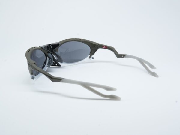 Oakley OO9437 3N – sunčane naočare, detalj ručica
