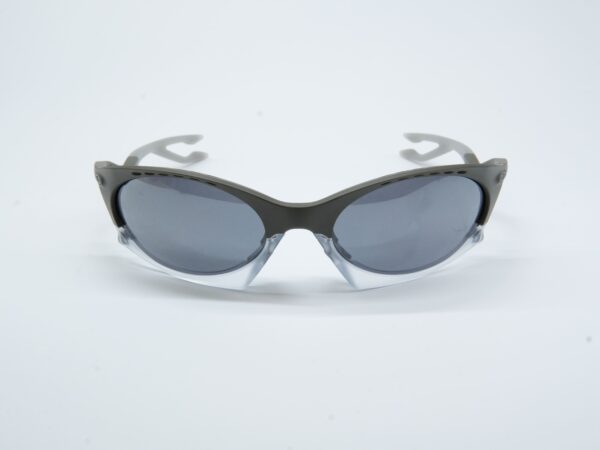 Oakley OO9437 3N – sunčane naočare, prednji prikaz
