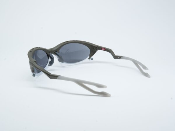 Oakley OO9437 3N – sunčane naočare, prikaz iz ugla